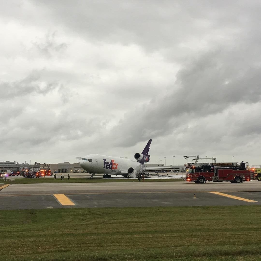 [Internacional] Avião pega fogo no Fort Lauderdale International Airport 12306134_G