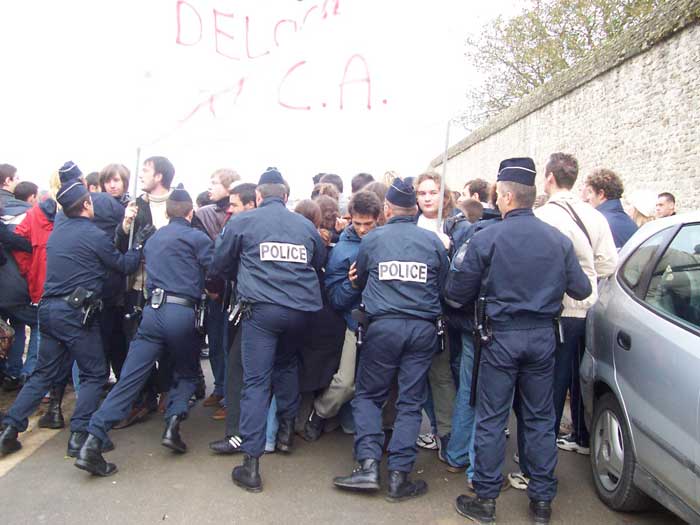 La police charge des tudiants  Caen 11-11-2005-006