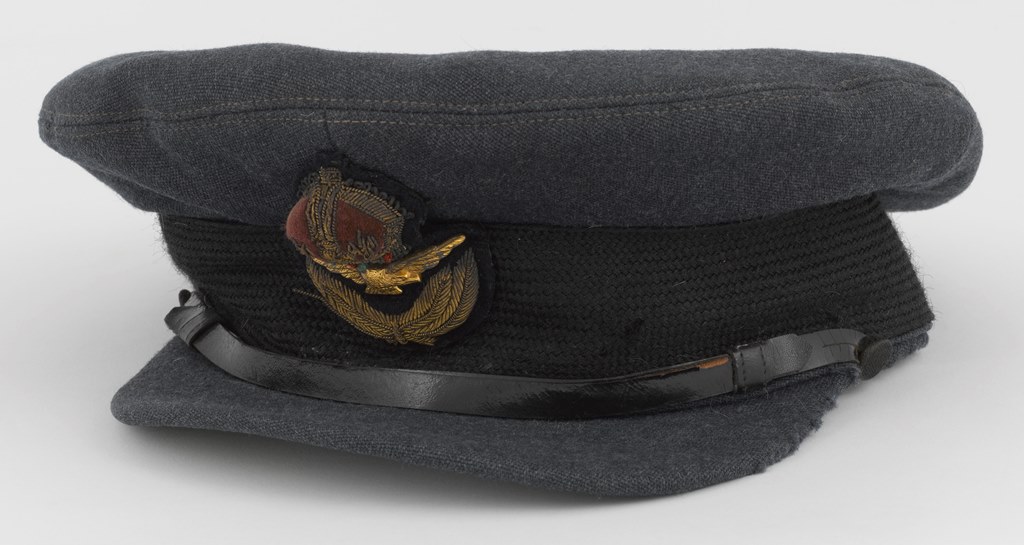 Coiffes d’officiers de la Seconde Guerre mondiale . Casquette-brit_09-512806_photo-allegee