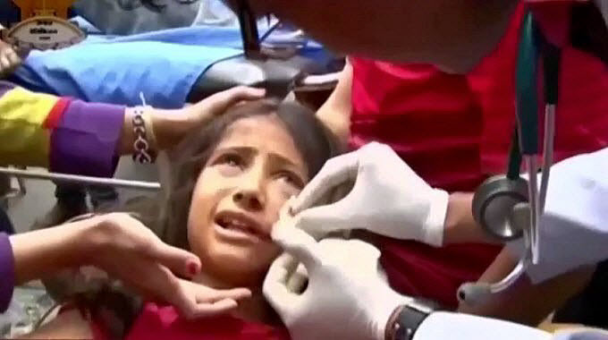 Inspirational Photos of People Helping People in the Wake of Nepal Earthquake Nepal-earthquake-aftermath-injured-girl-being-helped