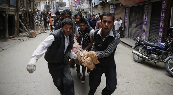 Inspirational Photos of People Helping People in the Wake of Nepal Earthquake Nepal-earthquake-stretcher-1