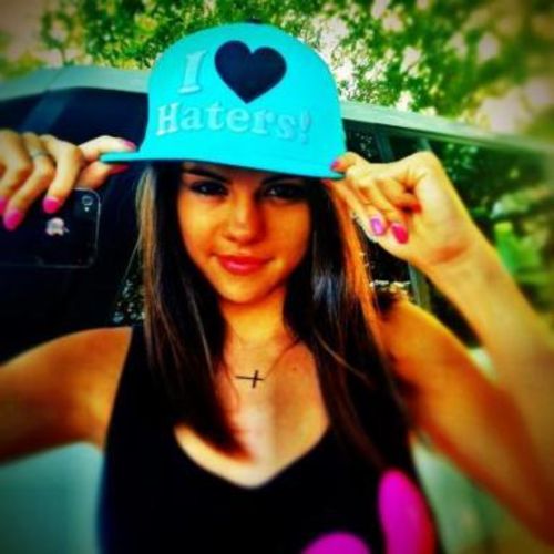  "Un mal paso y mi sueño" Justin Bieber  - Página 12 Selena-goez-desafia-a-los-haters