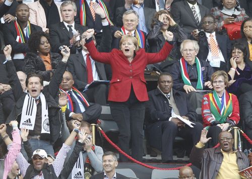 NACIONALJA GJERMANE NË BRAZIL Wm-viertelfinale-2010-angela-merkel-jubelt-beim-40-gegen-argentinien