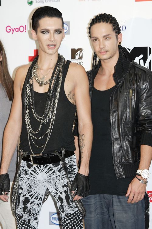 promiflash.de NO HAY CONTACTO CON BILL Y TOM- El padre plantea graves acusaciones Bill-und-tom-kaulitz-stehen-vor-einer-foto-wand