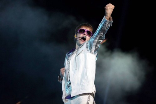 Justin Bieber  - Pgina 11 Justin-biber-zeigt-nach-oben