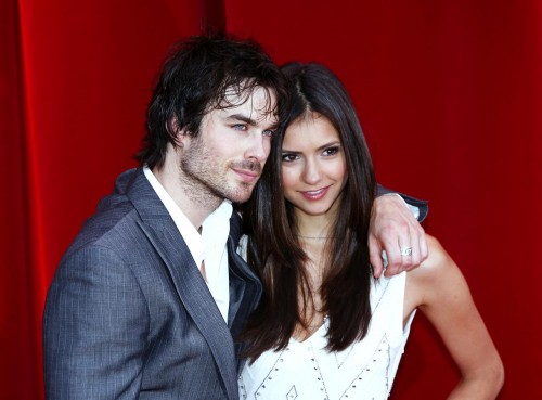 Geht da doch was zwischen Ian Somerhalder und Nina Dobrev? Nina-dobrev-umarmt-ian-somerhalder