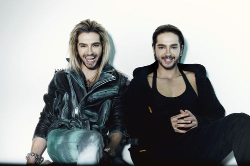 Promiflash.de - Para a sesso fotogrfica do DSDS: Tom Kaulitz mostra os peitorais Bill-und-tom-kaulitz-in-cooler-pose