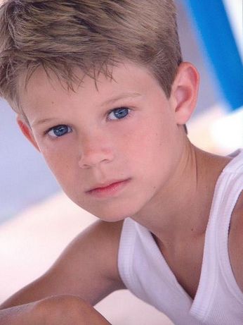 Colin Ford (Jeune Sam Winchester) 11975949_gal