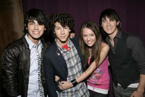    ( jonas brothers )    10416555_gal