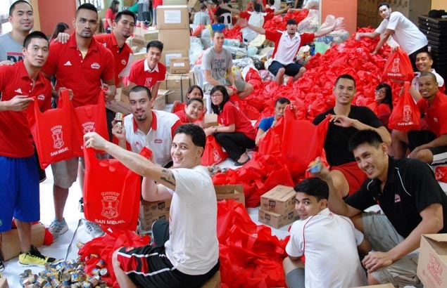 Ginebra players take time out from practice to pitch in for Yolanda survivors Barangay-Ginebra-Relief-Goods