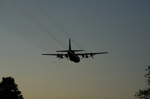 LES CHEMTRAILS : INTOXICATION DE L’HUMANITÉ - Page 2 C-130-jmzawody