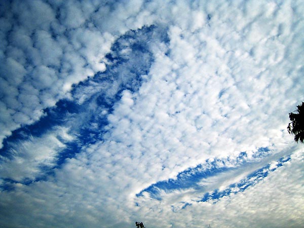 Amazing Pictures Of Giant Holes In The Clouds… What Are They? Hole-clouds-8-19-2007