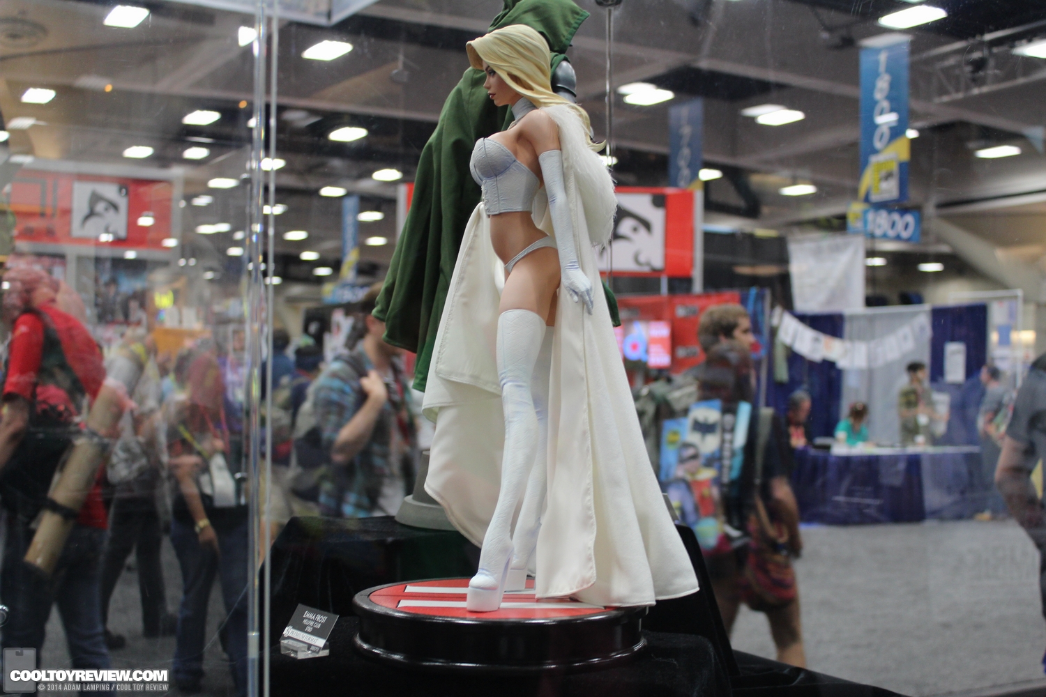 EMMA FROST " HELLFIRE CLUB" Premium format - Page 2 San-diego-comic-con-2014-sideshow-collectibles-037