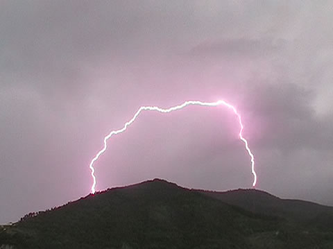 Relámpago de arco : causando explosiones masivas, 'Terremotos' y destrucción en todo el mundo Arc-lightning