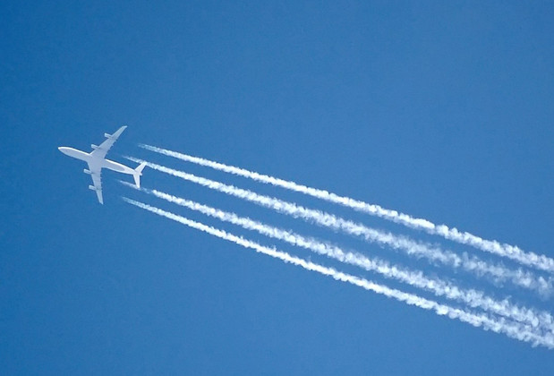 CHEMTRAILS: A Planetary Catastrophe Created by Geoengineering Foto-adrian-pingstone