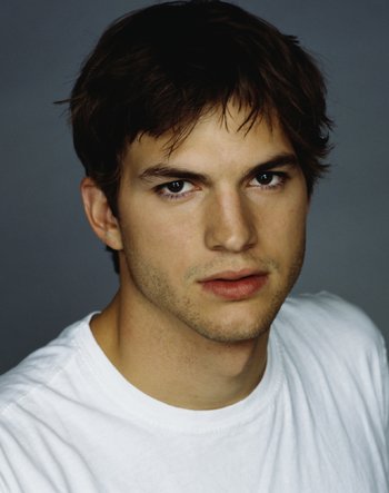 JE VEUX ... CETTE PHOTO - Page 7 Ashtonkutcher311505