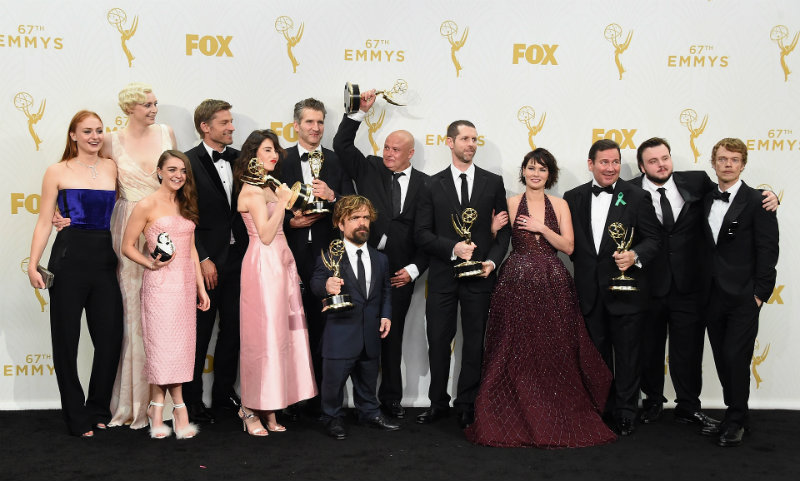 Game of Thrones /სამეფო კარის თამაში  - Page 21 Coveted-The-Winners-of-Emmys-2015-backstage