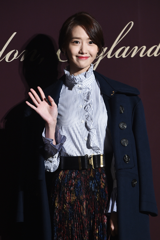 [PIC][29-11-2016]YoonA tham dự sự kiện "160th Anniversary BURBERRY 'THE TALE OF THOMAS BURBERRY'" tại Seoul Flagship Store vào tối nay 2016112920293662286_1