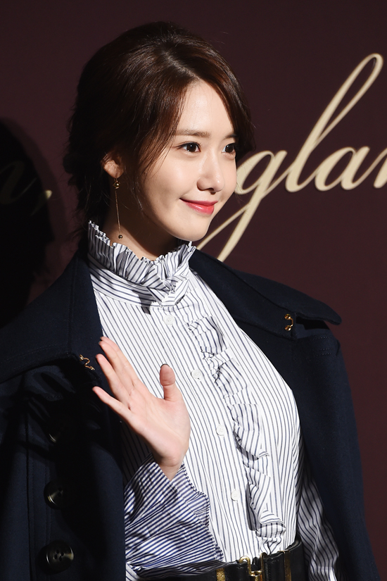 [PIC][29-11-2016]YoonA tham dự sự kiện "160th Anniversary BURBERRY 'THE TALE OF THOMAS BURBERRY'" tại Seoul Flagship Store vào tối nay 2016112920311770193_1