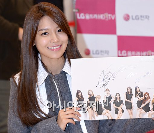 [PIC][12-11-2013]SNSD xuất hiện tại sự kiện fansign cho thương hiệu LG Electronics vào tối nay + Vắng Jessica 201311121808267855965A_1