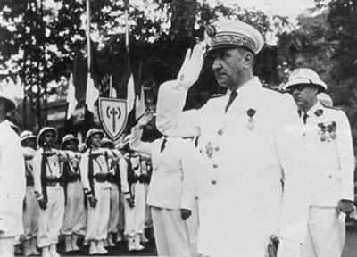  L’INDOCHINE FRANÇAISE . Dans la tourmente (1940-1950) : De Gaulle l'Assassin (déja) Amiral-decoux-revue
