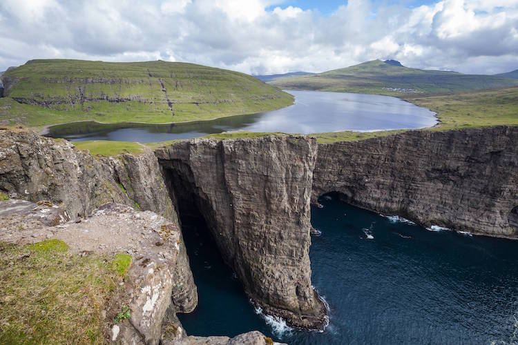 بحيرة Sorvagsvatn في جزر الفارو ... بحيرة فوق المحيط الأطلسي .. FaroeconnorinterTim