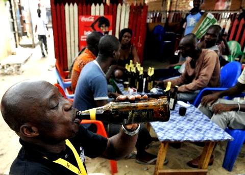 Массовый алкоголизм сближает Нигерию и Россию Niger_alko_rus_07