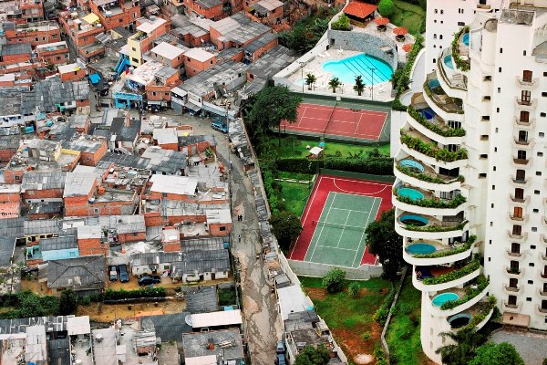 Brasil, crecimiento económico capitalista y luchas de clases. - Página 10 Favela