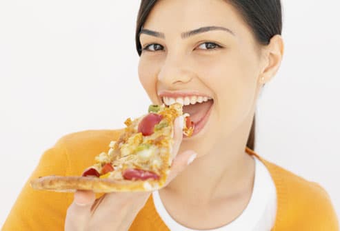 Εφηβεία και διατροφικές διαταραχές Getty_rf_photo_of_teen_eating_pizza