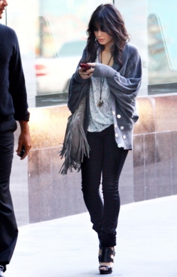 Vanessa Hudgens ! - BAby v. - Page 2 Normal_vanessa-hudgens-limo-rider