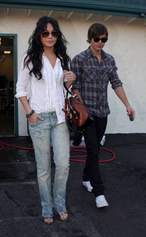 jeu de la photo ! - Page 3 Vanessa-zac-hollywood-1215-16