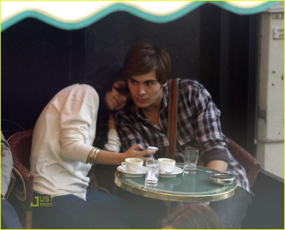 jeu de la photo ! - Page 3 Normal_zac-efron-vanessa-hudgens-shoulder-03