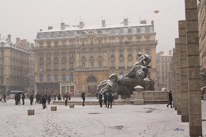 sale temps sur la place des Terreaux Terre