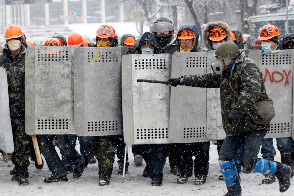 manifestation contre le gouvernement Protester-shields