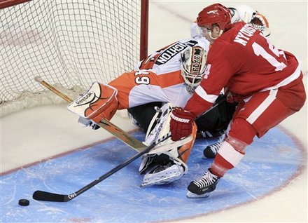 Red Wings beat Flyers in overtime, 4-3 in London, Ontario Ap-201109222131774770004