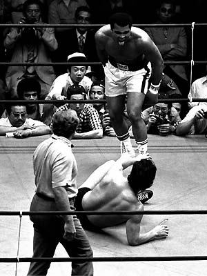 Premier combat de MMA de l'histoire: Muhammad Ali vs Antonio Inoki 1206644366