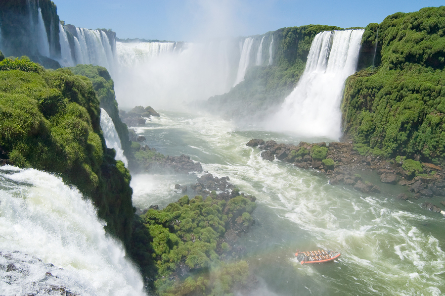 Дяволските водопади  Iguazu-Falls-Boat