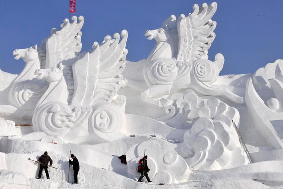 عجائب فن النحت على الجليد Harbin-ice-festival-02