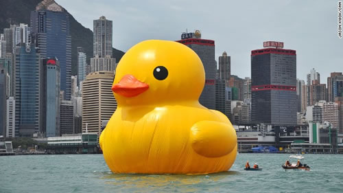  Random Ramblings: Season 4 - Episode 17 - Once again, our king is terrible at names - Page 26 Giant-Rubber-Duck-Sails-Into-Hong-Kong-Harbor-1