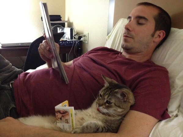 Funny Pics (Only Cats) Funny-cat-and-owner-reading-on-the-bed