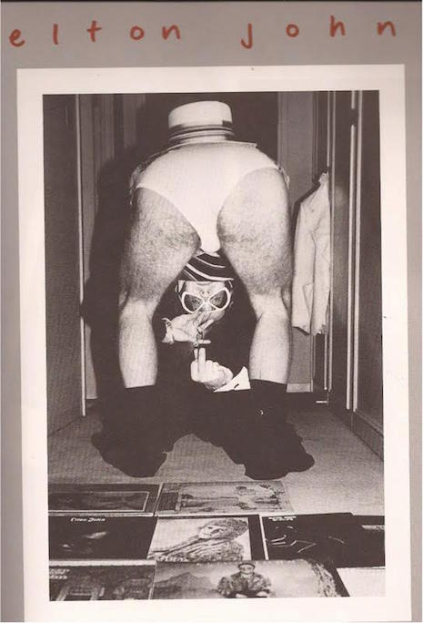 Tus fotos favoritas de los dioses del rock, o algo - Página 3 04_eltonjohn_RSITunderpants_465