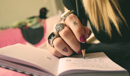 ---- ραяîƨ human characters {Don't steal names nor pictures!} - Page 4 Blonde-girl-nails-notebook-photography-rings-favim_com-54367_large