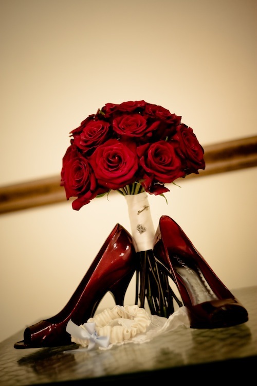 Florile placere pentru ochi si suflet I - Pagina 4 Red-wedding-shoes-plus-garter_large