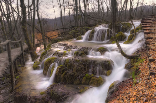 В подножието на водопада Plitvice-waterfalls-Croacia-Plitvicka-Jezera-Croatia_large