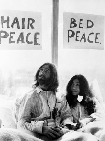 ¡Corneliaaaa, traeme mi móvil! Venga, que no te cuesta nada...- Ed's phone - Página 10 John-lennon-and-wife-yoko-ono-having-weeks-love-in-their-room-at-the-hilton-hotel-amsterdam_large