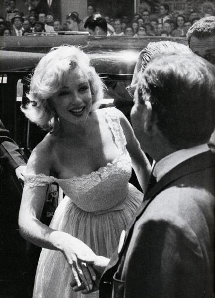 Marilyn Monroe Fan Club ! 538435_355429527872158_1420417245_n_large