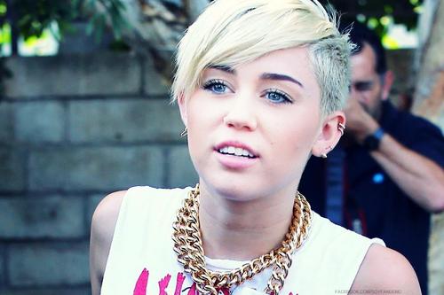 صور مايلي سايرس miley cyrus 377358_445892142129761_197330923_n_large