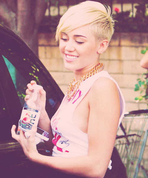 صور مايلي سايرس miley cyrus Tumblr_ma9eywuixy1ql8a6co1_500_large