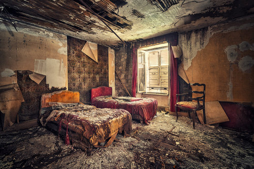 Изоставеният хотел; Once_a_classy_hotel_by_illpadrino-d5gxyp8_large