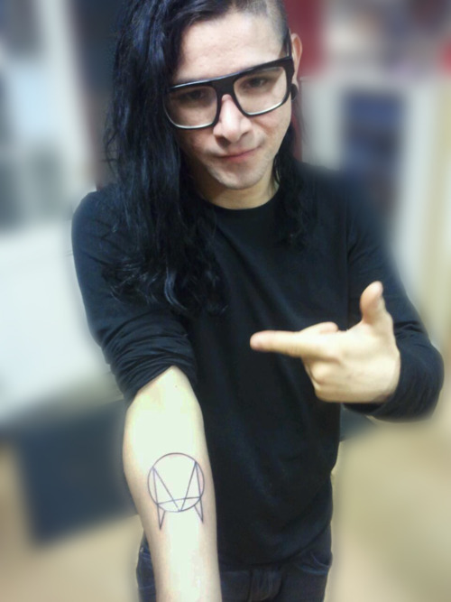 Él lo que quiere es que "le coma el tigre":  - Página 3 Sonny-moore-skrillex-tattoo-819_large